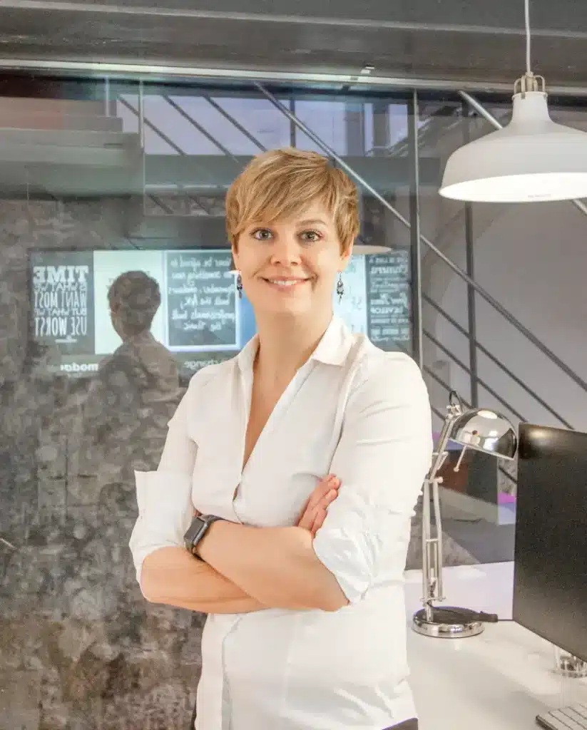 Andrea Glaus, Gründerin Spanien-Grundbuchauszug.com schaut in die Kamera
