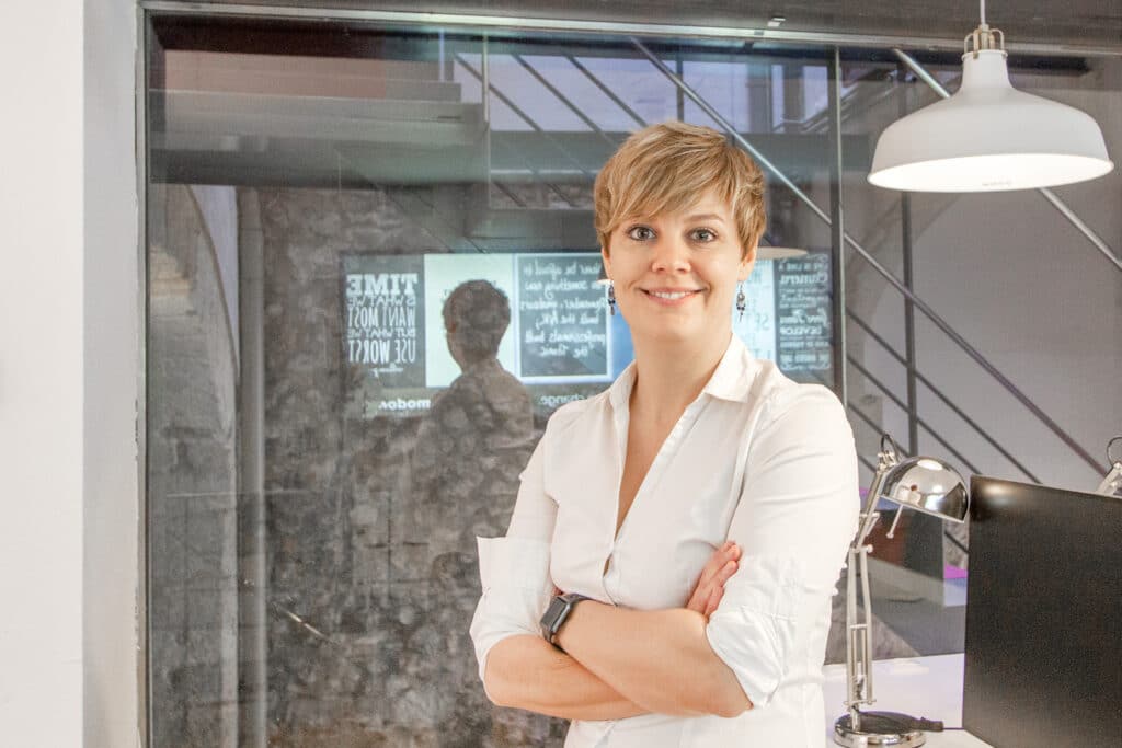 Andrea Glaus, Gründerin Spanien-Grundbuchauszug.com schaut in die Kamera